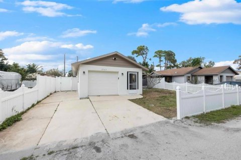 Villa ou maison à louer à Sarasota, Floride: 2 chambres, 80.92 m2 № 1846794 - photo 2