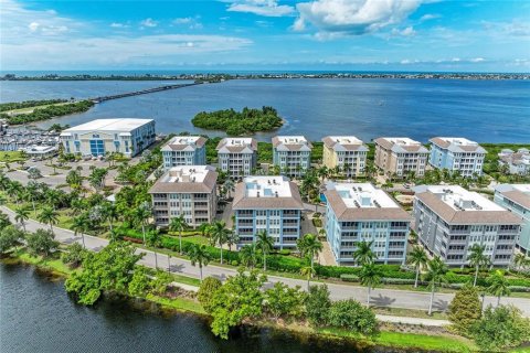 Condo in Bradenton, Florida, 2 bedrooms № 2378372