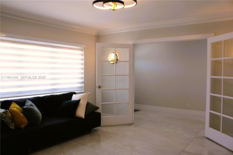 House in Wilton Manors, Florida 3 bedrooms, 186.73 sq.m. № 2052234 - photo 10