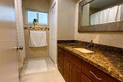 House in Wilton Manors, Florida 3 bedrooms, 186.73 sq.m. № 2052234 - photo 22