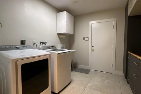 House in Wilton Manors, Florida 3 bedrooms, 186.73 sq.m. № 2052234 - photo 28