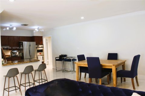 House in Wilton Manors, Florida 3 bedrooms, 186.73 sq.m. № 2052234 - photo 6