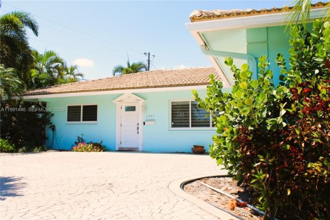 House in Wilton Manors, Florida 3 bedrooms, 186.73 sq.m. № 2052234 - photo 2