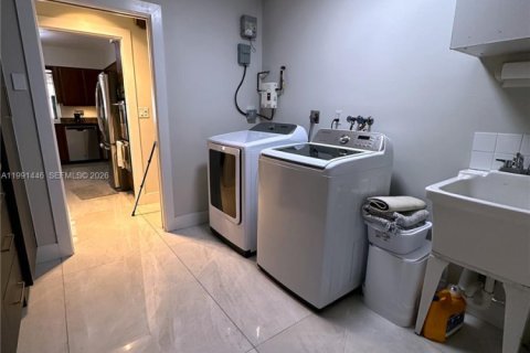 House in Wilton Manors, Florida 3 bedrooms, 186.73 sq.m. № 2052234 - photo 27