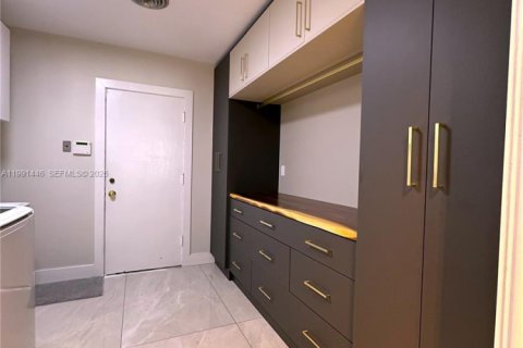 House in Wilton Manors, Florida 3 bedrooms, 186.73 sq.m. № 2052234 - photo 26