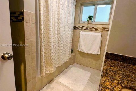 House in Wilton Manors, Florida 3 bedrooms, 186.73 sq.m. № 2052234 - photo 23