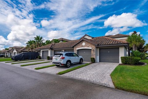 Condo in Bradenton, Florida, 2 bedrooms in LAKEWOOD NATIONAL № 2106165 - photo 2