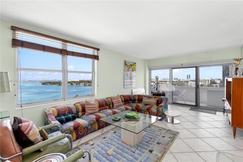 Condo in Miami Beach, Florida, 2 bedrooms  № 1932813 - photo 1