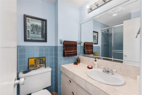 Condo in Miami Beach, Florida, 2 bedrooms  № 1932813 - photo 28