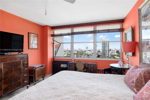 Condo in Miami Beach, Florida, 2 bedrooms  № 1932813 - photo 20