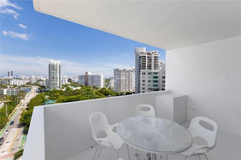 Condo in Miami Beach, Florida, 2 bedrooms  № 1932813 - photo 11