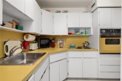 Condo in Miami Beach, Florida, 2 bedrooms  № 1932813 - photo 6
