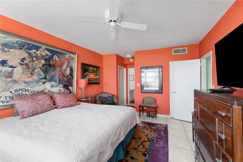 Condo in Miami Beach, Florida, 2 bedrooms  № 1932813 - photo 21