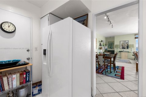 Condo in Miami Beach, Florida, 2 bedrooms  № 1932813 - photo 8