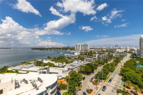 Condo in Miami Beach, Florida, 2 bedrooms  № 1932813 - photo 13