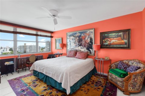 Condo in Miami Beach, Florida, 2 bedrooms  № 1932813 - photo 19