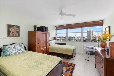 Condo in Miami Beach, Florida, 2 bedrooms  № 1932813 - photo 26