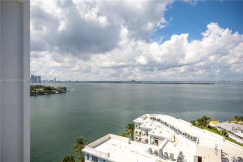 Condo in Miami Beach, Florida, 2 bedrooms  № 1932813 - photo 15