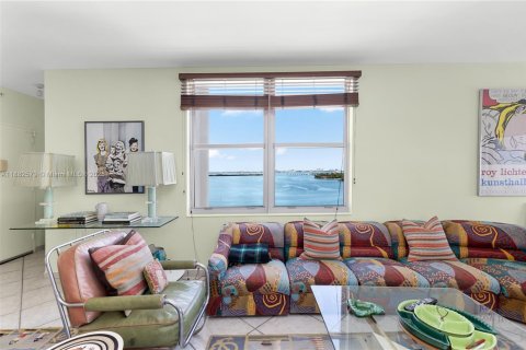 Condo in Miami Beach, Florida, 2 bedrooms  № 1932813 - photo 3