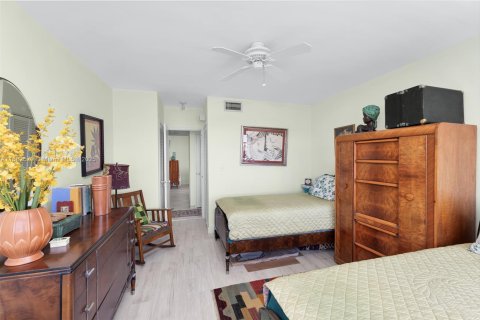 Condo in Miami Beach, Florida, 2 bedrooms  № 1932813 - photo 27