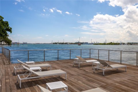 Condo in Miami Beach, Florida, 2 bedrooms  № 1932813 - photo 30