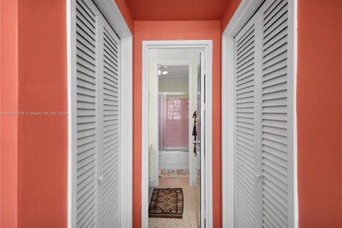 Condo in Miami Beach, Florida, 2 bedrooms  № 1932813 - photo 22