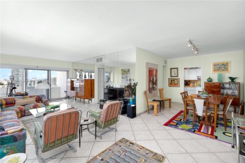 Condo in Miami Beach, Florida, 2 bedrooms  № 1932813 - photo 2