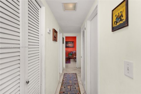 Condo in Miami Beach, Florida, 2 bedrooms  № 1932813 - photo 18