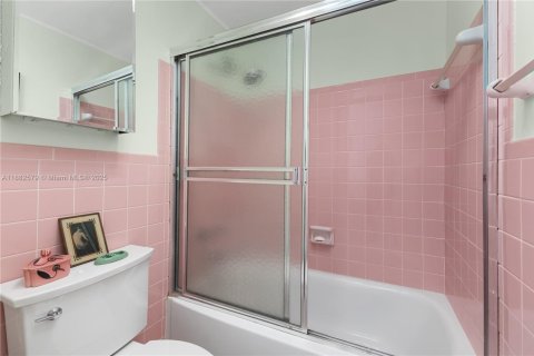 Condo in Miami Beach, Florida, 2 bedrooms  № 1932813 - photo 24