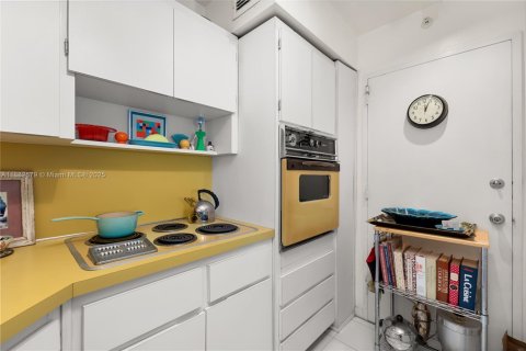 Condo in Miami Beach, Florida, 2 bedrooms  № 1932813 - photo 7