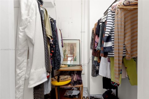 Condo in Miami Beach, Florida, 2 bedrooms  № 1932813 - photo 25