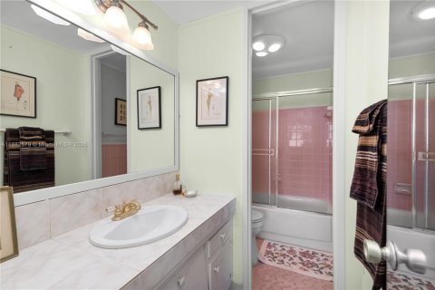 Condo in Miami Beach, Florida, 2 bedrooms  № 1932813 - photo 23