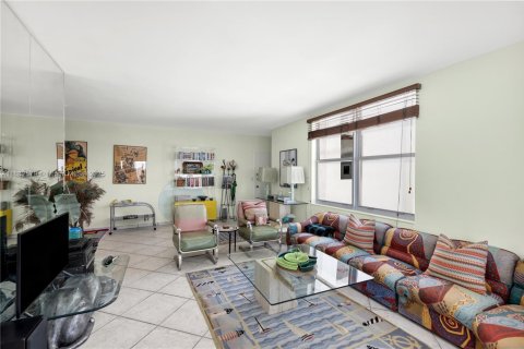 Condo in Miami Beach, Florida, 2 bedrooms  № 1932813 - photo 16