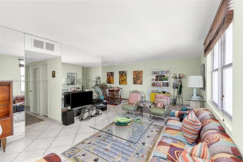 Condo in Miami Beach, Florida, 2 bedrooms  № 1932813 - photo 17