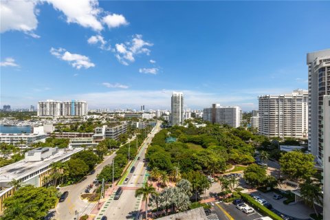Condo in Miami Beach, Florida, 2 bedrooms  № 1932813 - photo 12