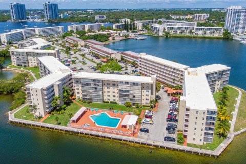 Condominio en venta en Aventura, Florida, 1 dormitorio, 71.35 m2 № 1937663 - foto 1