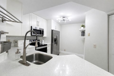 Copropriété à louer à Coral Springs, Floride: 2 chambres, 91.42 m2 № 2046249 - photo 3