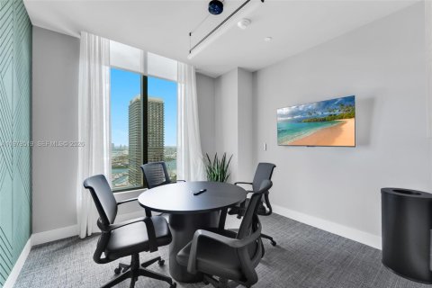 Condo in Miami, Florida, 2 bedrooms  № 2043861 - photo 19