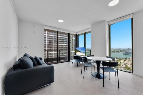 Condo in Miami, Florida, 2 bedrooms  № 2043861 - photo 3