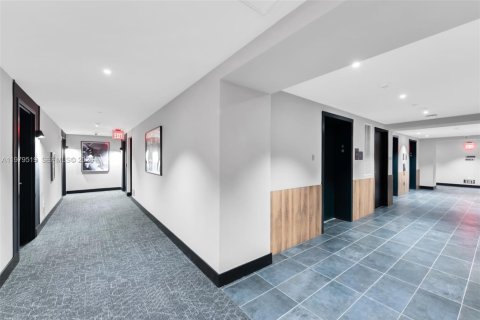 Condo in Miami, Florida, 2 bedrooms  № 2043861 - photo 2