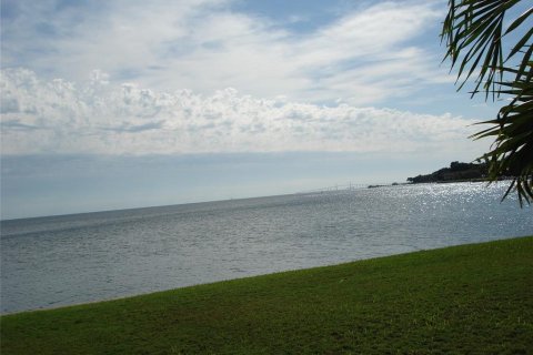 Townhouse in Saint Petersburg, Florida 2 bedrooms, 94.95 sq.m. № 2215630