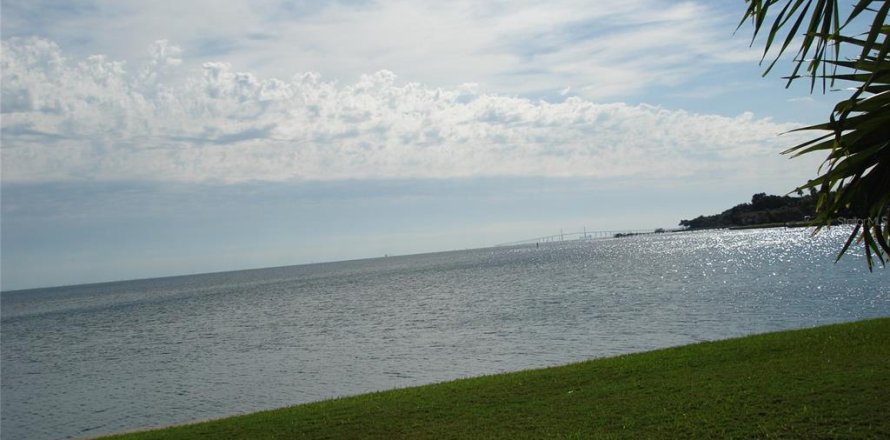 Таунхаус в Сент-Питерсберг, Флорида 3 комнаты, 94.95м2 № 2215630