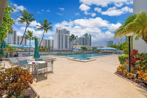 Copropriété à vendre à Hallandale Beach, Floride: 2 chambres, 135.17 m2 № 1925590 - photo 27