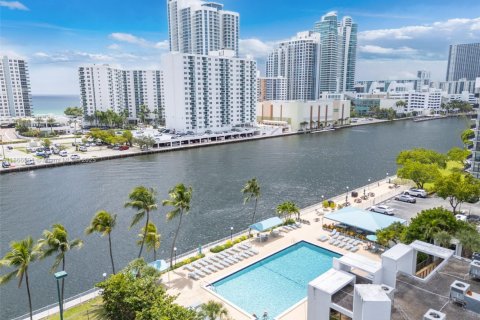 Copropriété à vendre à Hallandale Beach, Floride: 2 chambres, 135.17 m2 № 1925590 - photo 25