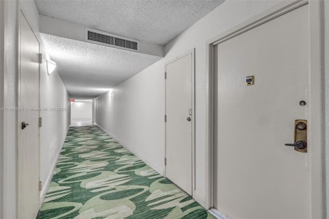 Copropriété à vendre à Hallandale Beach, Floride: 2 chambres, 135.17 m2 № 1925590 - photo 17