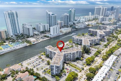 Copropriété à vendre à Hallandale Beach, Floride: 2 chambres, 135.17 m2 № 1925590 - photo 23