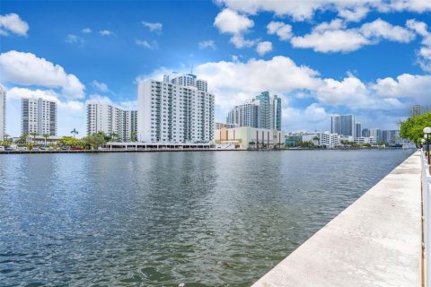 Copropriété à vendre à Hallandale Beach, Floride: 2 chambres, 135.17 m2 № 1925590 - photo 26