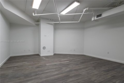 Propiedad comercial en venta en Miami, Florida № 2000687 - foto 14