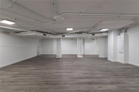 Propiedad comercial en venta en Miami, Florida № 2000687 - foto 10
