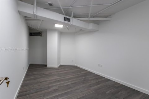Propiedad comercial en venta en Miami, Florida № 2000687 - foto 8